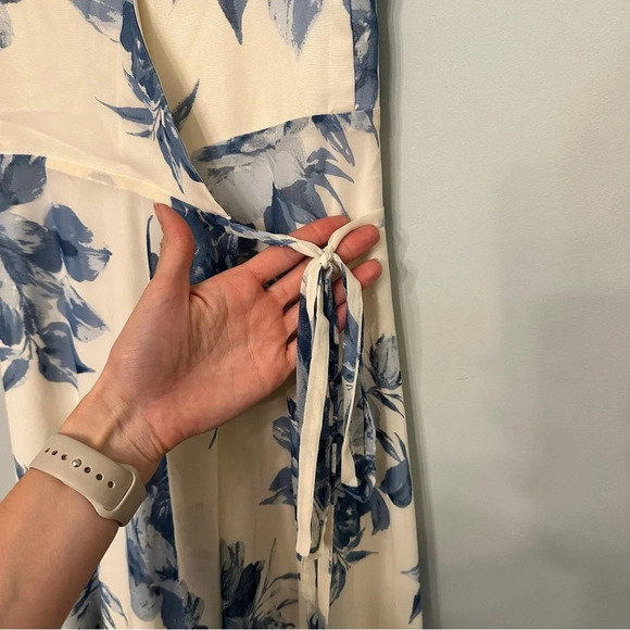 NWT Lulus Elegantly Inclined Cream & Blue Floral Print Wrap Maxi Dress Sz Medium - Picture 9 of 16